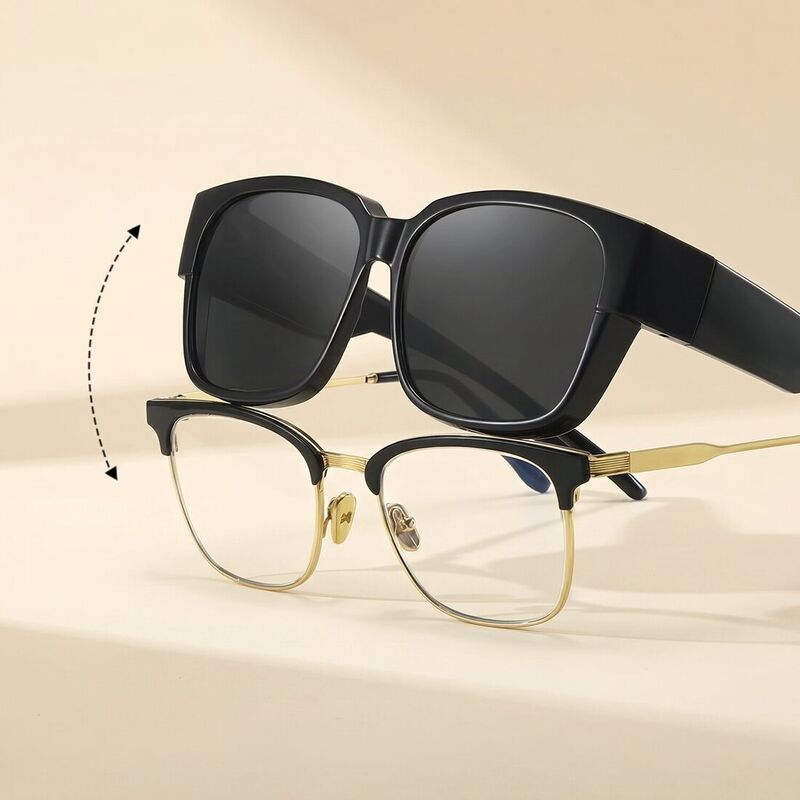 la sur-lunette se glisse par-dessus les lunettes de vue